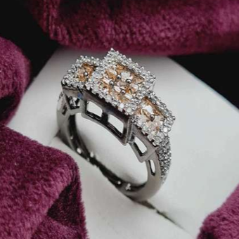 Front view of Fiamma Viva finger ring with champagne AD stones in invisible setting