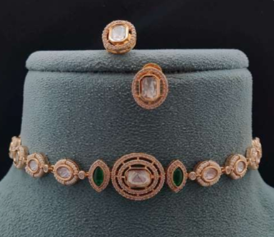 Esha Eternelle choker set on grey bust – gold-plated green and white beaded choker with earrings
