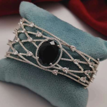Front view of Aemilia Pearl kada – centre black stone with net design