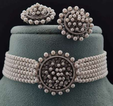 Close-up of Empress Halo pearl choker set on teal display stand