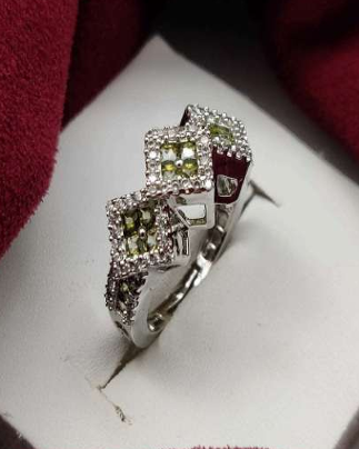 Cuore Selvaggio olive green invisible setting ring on red velvet background